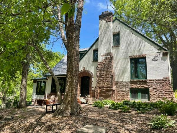 DaVinci slate roof showing full roofline and arched entry